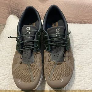 Hunter green & tan On Clouds size 10. Hardly worn.